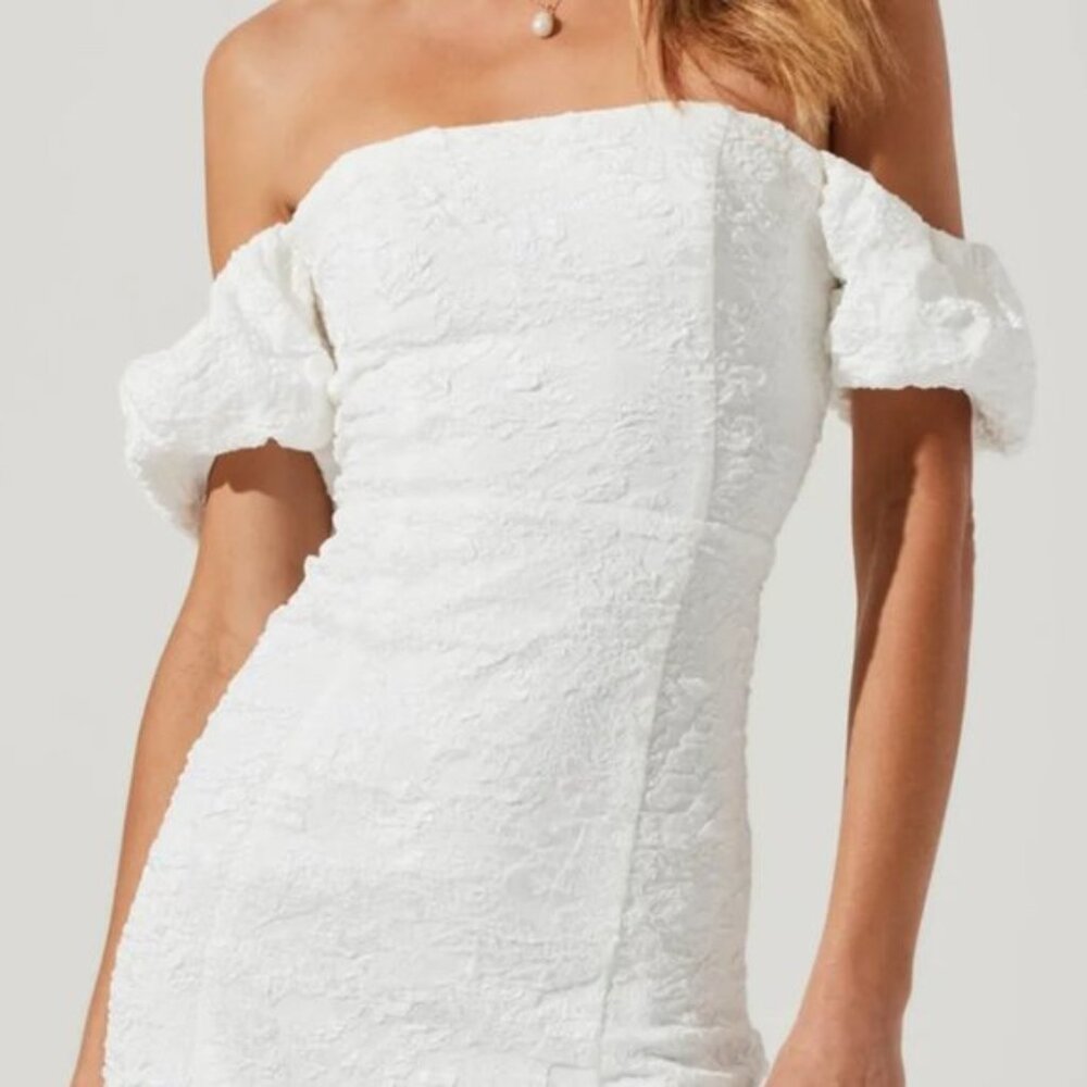 NWT ASTR The Label Raina Off Shoulder Puff Sleeve Crinkle Mini Dress White Sz M - Picture 3 of 9